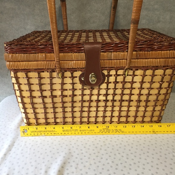 VINTAGE Old School Picnic Basket With Dishes & blue handle silverware EUC - Picture 6 of 10